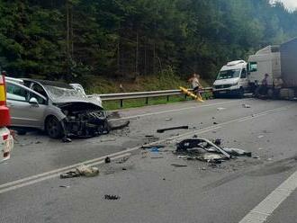 Dvaja zranení. Nehody paralyzovali tunel Horelica i diaľnicu do Česka