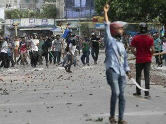 FOTO: Krvavé protesty v Bangladéši: Vládne budovy horia, rabovanie a desiatky mŕtvych. Televízie prestali vysielať