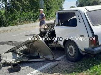 Opití ruskí vojaci zdemolovali tankom civilné auto, zabili šoféra. Posádka sa na tom bavila