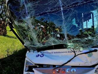 Nehoda autobusu a traktora si v Brezne vyžiadala štyroch zranených