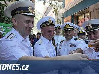Ruská flotila zakotvila ve Venezuele, námořníky čekalo vřelé přivítání