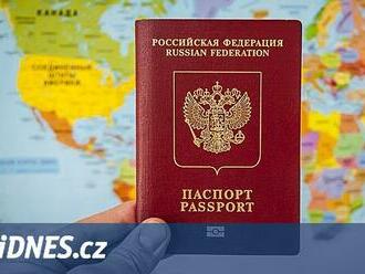 Česko přestalo uznávat ruské pasy bez biometrie. Držitelé tu budou nelegálně