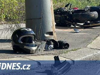 Motocyklista na Opavsku dostal smyk a narazil do propustku. Je vážně zraněný