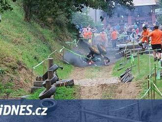 Na traktoriádě v Žebnici se převrhl traktor se závodnicí, skončila v nemocnici