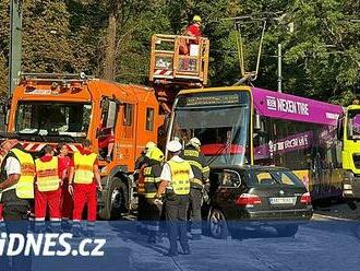 Opilý řidič BMW se v Praze čelně srazil s tramvají, šest linek jezdilo odklonem