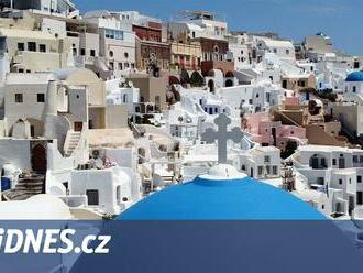 Za všechno mohou turisté. Řecký ostrov Santorini nemá vodu, víno ani klid