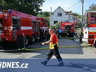 U Postřekova hořela skládka pneumatik. Kolabovali hasiči, oheň už se nešíří