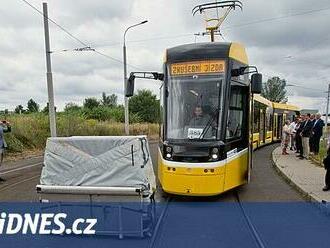 Před překážkou zastaví, komunikuje s okolím. Autonomní tramvaj prošla testy