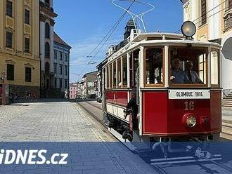 Z olomoucké historické tramvaje byl zahradní domek, po desítkách let opět vyjela