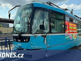 Tramvaj srazila nevidomého muže, neměl slepeckou hůl. Policie hledá svědky