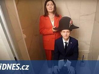 VIDEO: Seina plná výkalů a falešný Macron. Rusko si utahuje z olympiády