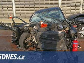 Kamion nedal přednost, srážka odhodila další auto do cesty třetímu. Pět zraněných