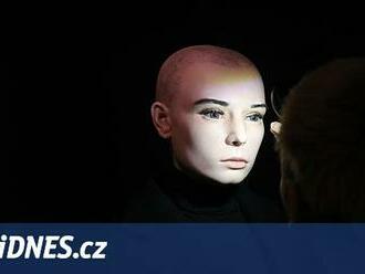 Ošklivá, jako robot. Muzeum po kritice vymění figurínu Sinéad O’Connorové