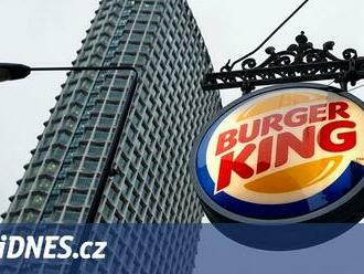 Já ale nechtěla kečup. Kuchař se řízl, dítěti zabalili hamburger od krve