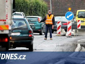 Semilsko v pasti. Vykoupení z uzavírek hledají řidiči i na polních cestách