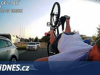 VIDEO: Opilý cyklista se vyřítil z boční cesty a skončil strážníkům na kapotě