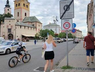 Atakovanie pešej zóny autami chcú v Banskej Bystrici rázne stopnúť. Spozornieť musia aj cyklisti a kolobežkári