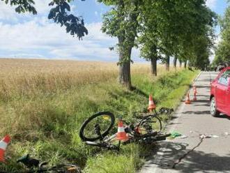 Auto v Česku narazilo do skupiny cyklistov, zranili sa tri deti a dospelý