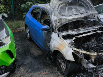 Neznámy páchateľ v Bratislave podpálil auto, oheň poškodil aj ďalšie dve