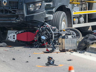 Nemal šancu, vodič mu zrejme nedal prednosť: Po zrážke s miešačkou zomrel motorkár