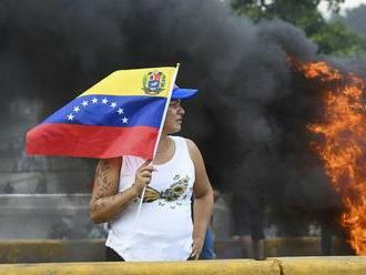 Venezuelčania vyšli v stovkách miest do ulíc, protestovali proti znovuzvoleniu Madura. Protesty 