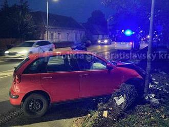 Do motorkára narazil, ušiel a nafúkal. Na východe aj čelná zrážka s policajným autom