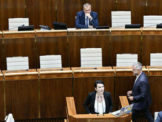 Strany riešia zmeny v rokovacom poriadku parlamentu. Dankovi vadí jedenie i notebook oblepený nálepkami