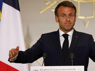 Macron sa chce vyhnúť 'neporiadku'. Počas olympijských hier ponechá centristickú úradnícku vládu