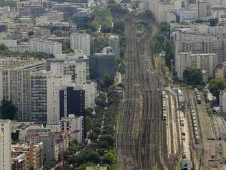 Cielené útoky na parížske stanice: Premávka je silne narušená, pre nahlásenú bombu evakuovali letisko