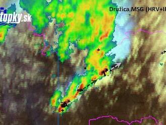 Počasie udrelo v plnej sile! Na východe Slovenska sa sformovala supercela: Hrozí krupobitie, postupuje ďalej!