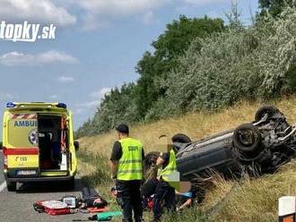 Ťažká nehoda na D2: Auto skončilo v priekope, zasahoval vrtuľník! Diaľnica je neprejazdná