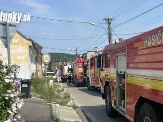 Hasiči zasahovali pri požiari rodinného domu v obci Chtelnica