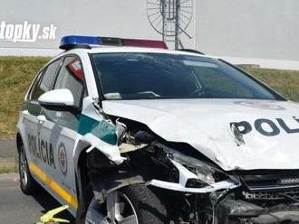 FOTO Vodič prešiel do protismeru: Čelne narazil do policajného auta!