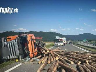 FOTO Havarovaný kamión s drevom zablokoval cestu: Na mieste zasahujú všetky záchranné zložky