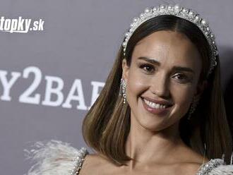 Po TÝCHTO krivkách túžili muži po celom svete: Jessica Alba na jachte MINI plavkách!