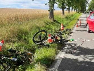 Auto vrazilo do skupiny cyklistov: Medzi nimi boli aj deti!