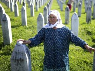 Srebrenica sa ponorila do smútku: Ľudia si pripomenuli obete genocídy, srdervúce FOTKY