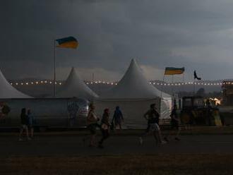 VIDEO Pohodou sa prehnala búrka: Účastníci festivalu sa spojili a vlastnými rukami držali stan!