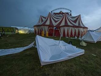 Ľudia v panike opúšťajú zničený festival: Polícia žiada o ohľaduplnosť ... Je koniec?