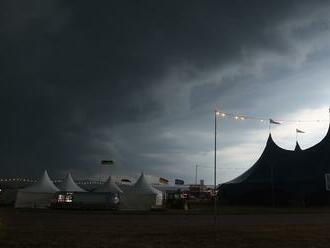 Najsilnejší záber z festivalu Pohoda: Ľudia vlastnými telami prikryli kočík, aby chránili dieťatko!