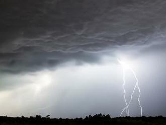 Meteorológovia pritvrdzujú: Výstraha pred búrkou sa na viacerých miestach zvýšila na 2. stupeň!