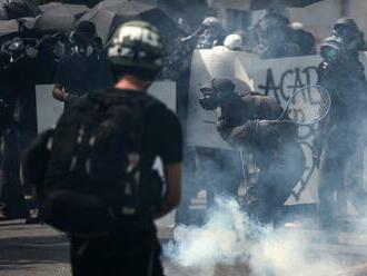 Protest v krajine prerástol do NÁSILIA: Polícia použila slzotvorný plyn! Desivé FOTO