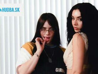 Charli XCX, Billie Eilish a hromada spodnej bielizne. Speváčky predstavujú remix Guess