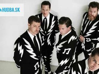 Tancujúci The Hives v uliciach Londýna. Pozrite si video Rigor Mortis Radio