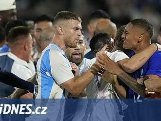 Nepřátelství trvá. Zápas Francie s Argentinou skončil hromadnou rvačkou