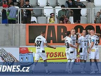 Hradec Kr. - Ml. Boleslav 2:1, otočka i v oslabení. V závěru zářil gólman Zadražil