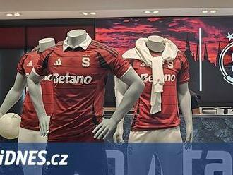 Čekání zkrátí i videohry. Sparta cílí na turisty, otevřela fanshop na letišti