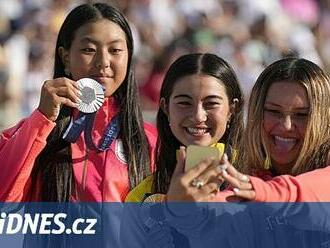 Olympijskou vítězkou ve skateboardingové disciplíně park je čtrnáctiletá Trewová