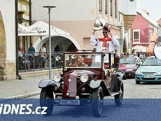 Kaše v unikátním voze dovezl pohár do Kadaně. Prozradil, že fandil Plzni