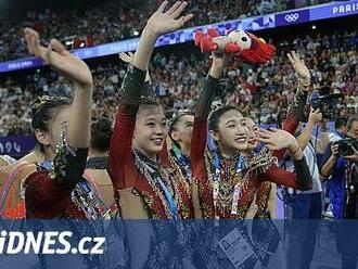 Čína získala v soutěži družstev první olympijské zlato v moderní gymnastice